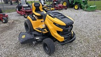 Tractor cortacésped Cub Cadet XT1 ST54 2023 equipado con plataforma de corte estampada de 54 pulgadas y conjunto de 2 bolsas para un trabajo de limpieza eficaz.