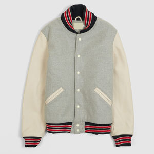 Chaqueta Universitaria Unisex Gris con Mangas Crema, Ribete a Rayas Rojas, Cierre de Botones a Presión, Estilo Letterman, Ropa Casual Urbana, Chaqueta Bomber Nueva - Product Image 1