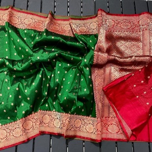 Sarees en soie de brocart pur sur mesure idéal pour la revente par les créateurs de vêtements et le magasin de mode en vert Saree avec Red Boader - Product Image 1