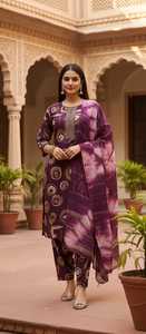 Conjunto Kurti de 3 Piezas con Estampado Vetican de Diseñador, Ropa Étnica Elegante para Mujer para Bodas y Fiestas - Product Image 4