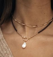 Collier personnalisé multi-brins superposés de style bohème, en pierres naturelles et chaîne en acier inoxydable, avec pendentif baroque en perle dorée – Ensemble de bijoux
