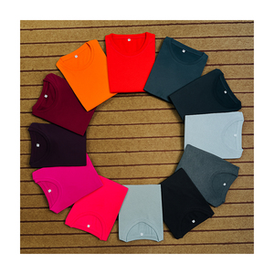 T-shirt pour homme à manches courtes en coton/polyester tricoté rouge uni 100% avec logo personnalisé sur le devant et possibilité de fabrication OEM/ODM - Product Image 3