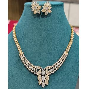 Conjunto de collar con aspecto de piedras AD con acabado dorado y blanco de diseñador a la moda con pendientes para mujer, colección de ropa para fiestas de boda - Product Image 1