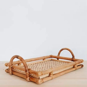 Bandeja de servicio de ratán estilo granja con aspecto texturizado utilizada en el ajuste de la Mesa de temporada y la organización mínima del hogar - Product Image 1