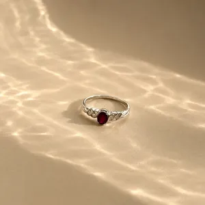 Anillo de Acero Inoxidable Chapado en Oro de 18K con Rubí y Engaste de Garra - Product Image 4