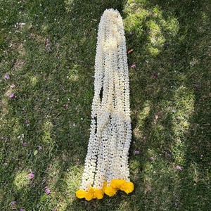 Mogra Chaîne avec fleur de souci Guirlande de jasmin Décoration de temple Décoration de mariage Haldi Mehndi Tendance Thème Fête Toile de fond - Product Image 3