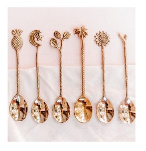 Juego de 3 cucharas de té de latón dorado con acabado elegante con diseños florales y de hojas Capacidad de 10ml para regalar comedor y uso de decoración del hogar - Product Image 4