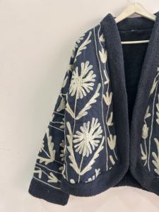 Veste en fausse fourrure Suzani en coton pour femme, manteau court d'hiver, veste bohème faite à la main - Product Image 3