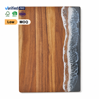 Planche à découper décorative en bois avec résine époxy, motif art marin, pour la présentation artisanale de fromages et charcuteries en cuisine