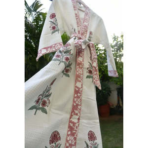 ชุดคลุมอาบน้ำผ้าฝ้ายวาฟเฟิลลายบล็อกพิมพ์มือสีชมพูเบิร์นท์ สไตล์คลาสสิกระดับพรีเมียม แขนยาวสำหรับผู้หญิง พร้อมเชือกผูกปรับได้  รับสกรีนโลโก้ เนื้อผ้านุ่ม - Product Image 2