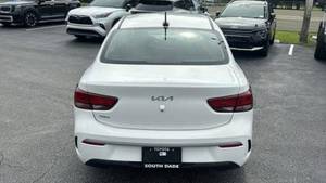 Kia Rio S Sedán 2023, Transmisión Automática, Gasolina, con Techo Panorámico y Asientos de Cuero - Product Image 4