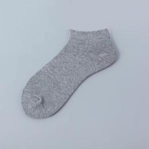 Chaussettes de sport en coton pour hommes sur mesure en gros, respirantes, fines, antidérapantes, absorbant la transpiration, fabricant de chaussettes d'été - Product Image 4