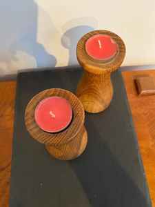 เชิงเทียนทรงแจกันทำจากไม้ที่ทำจากไม้ธรรมชาติเนื้อแข็งมาพร้อมรูปทรงโค้งเรียบที่ได้รับแรงบันดาลใจจากแจกันคลาสสิก - Product Image 4