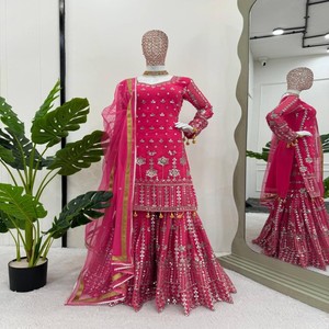 Ensemble de costume Sharara en fausse georgette de qualité supérieure pour femme avec broderie de fil et de paillettes comprenant un filet doux Dupatta avec bordure en dentelle - Product Image 2