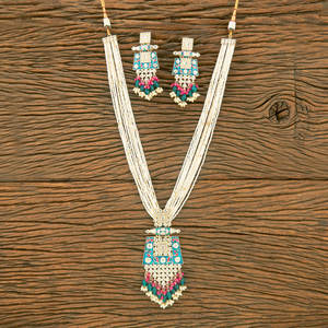 ชุดสร้อยคอยาวและต่างหูอินโดนตะวันตกคลาสสิกพร้อมมุกเทียมชุบทองและหินหลักอื่น ๆ สําหรับเทศกาลงานแต่งงาน - Product Image 4