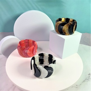 2025 New Arrival Luxury Custom Black and White Resin Bead <b>Stretch</b> Wide <b>Bracelets</b> Hand Curved Wristbands - Product Image 3