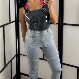 Capa de Peluquería Desechable Impermeable para Cortar el Cabello en Peluquerías - Delantal de Barbero Transparente de TPU - Product Image 1