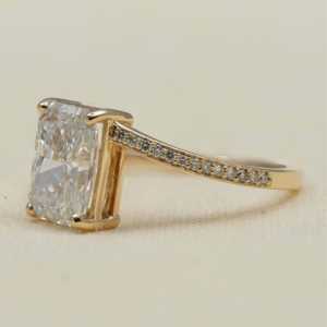 Anillo de Compromiso Romántico con Diamante de Laboratorio de Corte Radiante, Banda Bypass, Joyería de Platino con Baño de Rodio, Tecnología de Incrustación Fina, Promesa 2.600 - Product Image 3