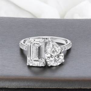 Bague de fiançailles en E-F/VVS-VS émeraude, poire et diamant rond de 5.21 carats fabriquée en platine pour elle - Product Image 2