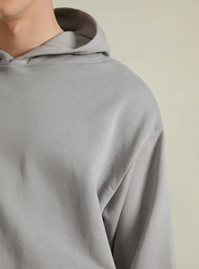 Sweat à capuche pour homme, coupe ample et contemporaine, conçu avec des épaules tombantes, en molleton de coton de qualité supérieure - Product Image 3