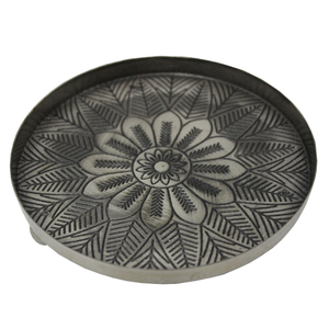 Assiette de service ronde en fer en vrac en gros, couleur nickel-argent, assiettes de service pour la maison, la cuisine et la table faites à la main en vrac - Product Image 1