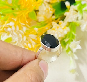 แหวนเงินของผู้หญิงทำด้วยมือพร้อมพลอยสีดำพลอยโอนิกซ์ตัดรูปวงรีขอบเพชรการตั้งค่าแหวนสำหรับงานแต่งงาน - Product Image 3