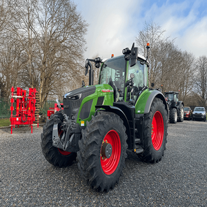 Compre el tractor agrícola de alto rendimiento Fendt 618 Vario, ideal para la agricultura a gran escala, que ofrece una fuerte tracción y eficiencia de combustible. - Product Image 2