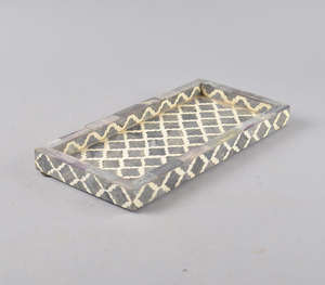 Plateau de service rectangulaire décoratif de luxe fait main en os incrusté gris et blanc avec motif treillis à quatre feuilles élégant - Product Image 4