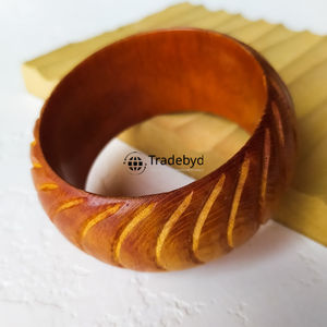 Bracelets en bois élégants pour les tenues de fête et les bijoux de mode au look quotidien par Tradebyd - Product Image 4