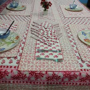 Tapete de mesa y servilleta de lona con estampado de bloques florales de flor de cerezo Rectangular de alta calidad en estilo clásico rojo-verde - Product Image 1