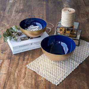 Bols de service en fer métallique salubre pour les aliments à l'attrait élégant, parfaits pour les salades, les desserts, les apéritifs et les plateaux de cuisine gastronomique - Product Image 1