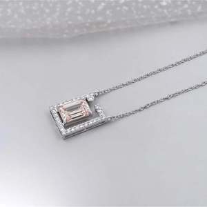 Collier élégant avec pendentif en émeraude certifiée IGI, cadre moderne et diamants, collection de colliers - Product Image 4