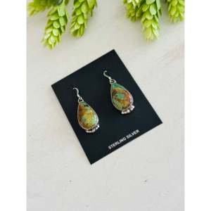 Boucles d'oreilles pendantes en turquoise de Kingman et argent sterling, faites à la main par des artisans Navajo, forme goutte d'eau - Product Image 3