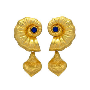 Recién llegado, pendientes de latón de piedras preciosas de zafiro con diseño de concha marina única chapada en oro - Product Image 1