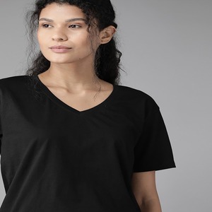 T-shirt à manches courtes et col en V coupe ajustée pour femme Vêtements d'été personnalisés imprimés en noir avec logo Fabriqué en Inde - Product Image 3