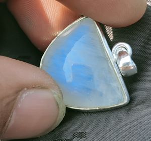 Pendentif classique en argent sterling 925 Fine Wholesale avec pendentifs et breloques en pierre de lune arc-en-ciel - Product Image 1