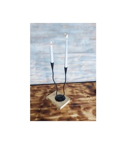 Porte-bougie en métal élégant avec une finition minimaliste moderne et élégante pour l'éclairage domestique contemporain et une décoration festive élégante - Product Image 1