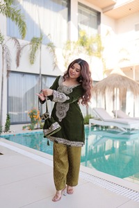 Traje Salwar Kameez de Terciopelo Estilo Indio Pakistaní con Bordado de Zari para Mujer, Vestido para Bodas y Festivales - Product Image 3