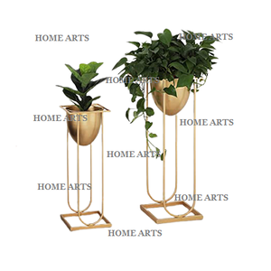 Juego de 3 macetas de diferentes tamaños hechas a mano de latón de color dorado con soporte de hierro para uso en interiores y exteriores - Product Image 4