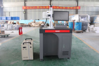 Machine de marquage laser UV de bureau 3W 5W entièrement couverte pour le marquage de tête de chargeur ABS plastique verre métal gravure CNC fabricant
