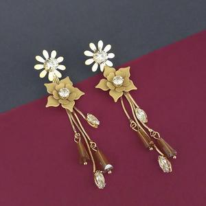 Boucles d'oreilles pendantes florales plaquées or 18 carats Urthn perles de goutte mignonnes diamants rubis forme de numéro pour les mariages Parties-1315701C - Product Image 1