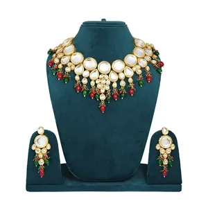 Ensemble de bijoux Kundan rouge et vert, comprenant un collier, des boucles d'oreilles et un Maang Tikka, plaqué or sur cuivre, idéal pour les occasions de mariage. - Product Image 2