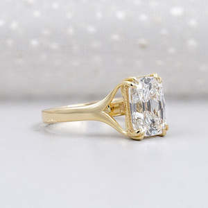 Bague de fiançailles pour femme en or jaune avec diamant taille coussin de mine ancienne certifié IGI, à double griffe et à queue fendue - Product Image 2