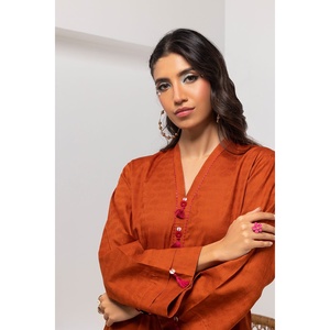Camisa de Mujer con Estilo Modesto, Teñida en Color Óxido, con Adornos - Product Image 4