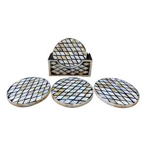 Ensemble artisanal de 4 sous-verres en nacre avec incrustation de diamants et boîte de rangement décorative en provenance du Vietnam - Product Image 1