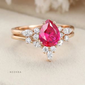 Ensemble de bijoux fins rubis en or rose massif 10K personnalisé-Bague de fiançailles en rubis en forme de poire jumelée à une alliance en moissanite contour - Product Image 2