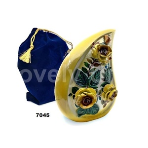 Urne avec roses jaunes 3D en forme de larme peinte à la main Urne de crémation de 10 pouces pour cendres humaines avec sac en velours gratuit - Product Image 1