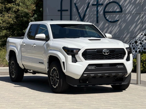État Exceptionnel 2024 pour Tacoma TRD Sport Double Cab RWD Moteur Turbo Sièges en Cuir Intérieur Clair Toit Ouvrant Panoramique - Product Image 5