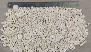 Cuentas de hueso mezcladas talladas a mano hechas a medida en formas y tamaños variados con colores teñidos para diseñadores de joyas - Product Image 3