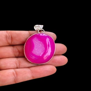 Colgante de Ágata Rosa, Gema con Grabado de Amor, Figura Decorativa Ecológica Tallada en Gujarat, para Bodas, Vacaciones, Decoración del Hogar - Product Image 1